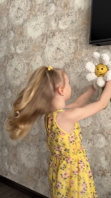 Игрушка Ромашка из пряжи Ализе Пуффи Файн
