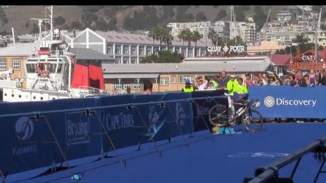 Tracy Markham wins age group at the ITU World Series Triathlon