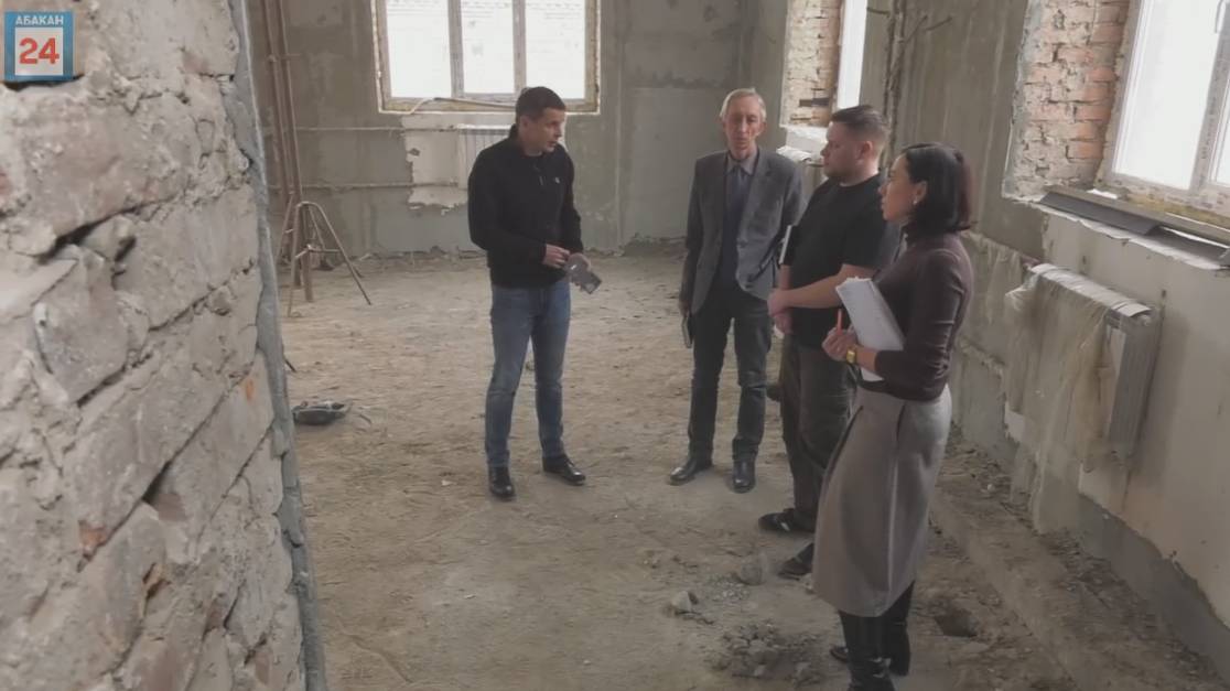 Капитальный ремонт 10 абаканской школы продолжается: строители ждут тепла, чтобы приступить к фасаду