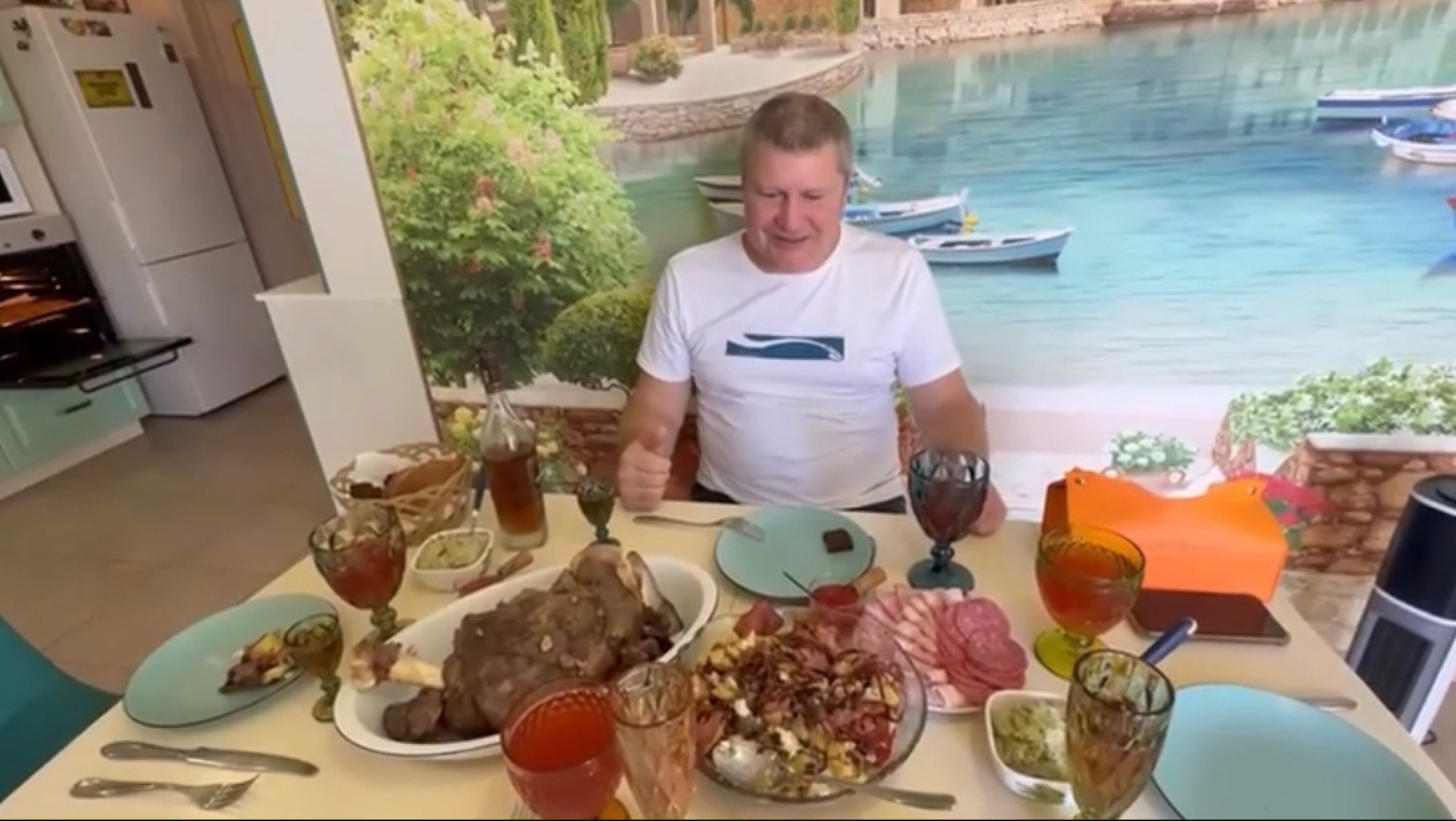 Идем в гости на званый обед.