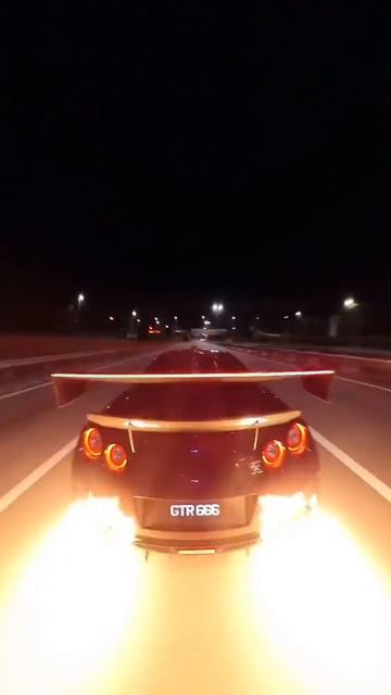 Этот GTR не просто едет — он дышит огнём! Смотри, как он рвет трассу! 💥