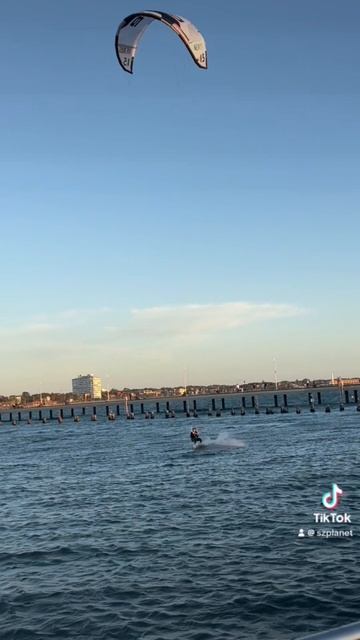 Kite Surfers at the Sunset 🌆 @ Kilda Melbourne. Music 🎶 @volanicky #melbournelife #melbourneaustra