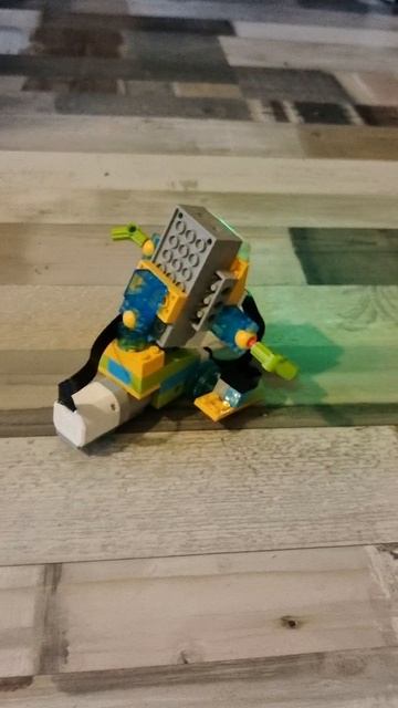 игрушка-робот из конструктора Wedo