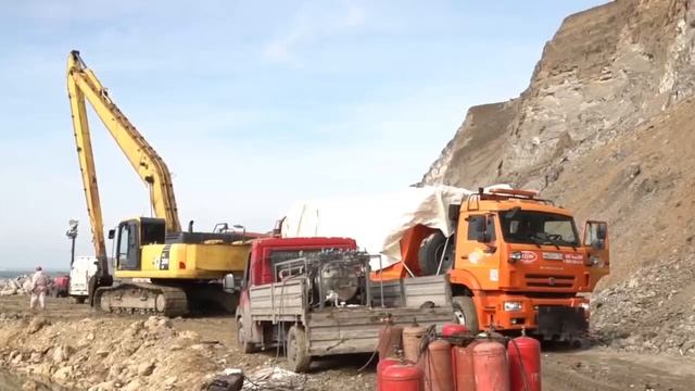 Корму танкера «Волгонефть-239»
полностью достали из воды.Ее разрезали на крупные фрагменты.