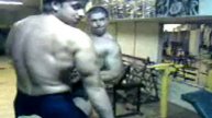 Роман и Игорян позируют в бодибилдинге.mp4