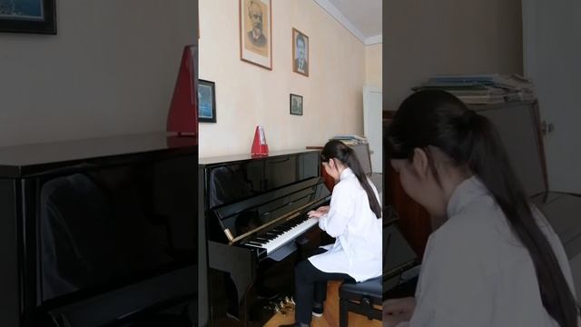Акушева Зара. И. Гайдн Соната си минор.