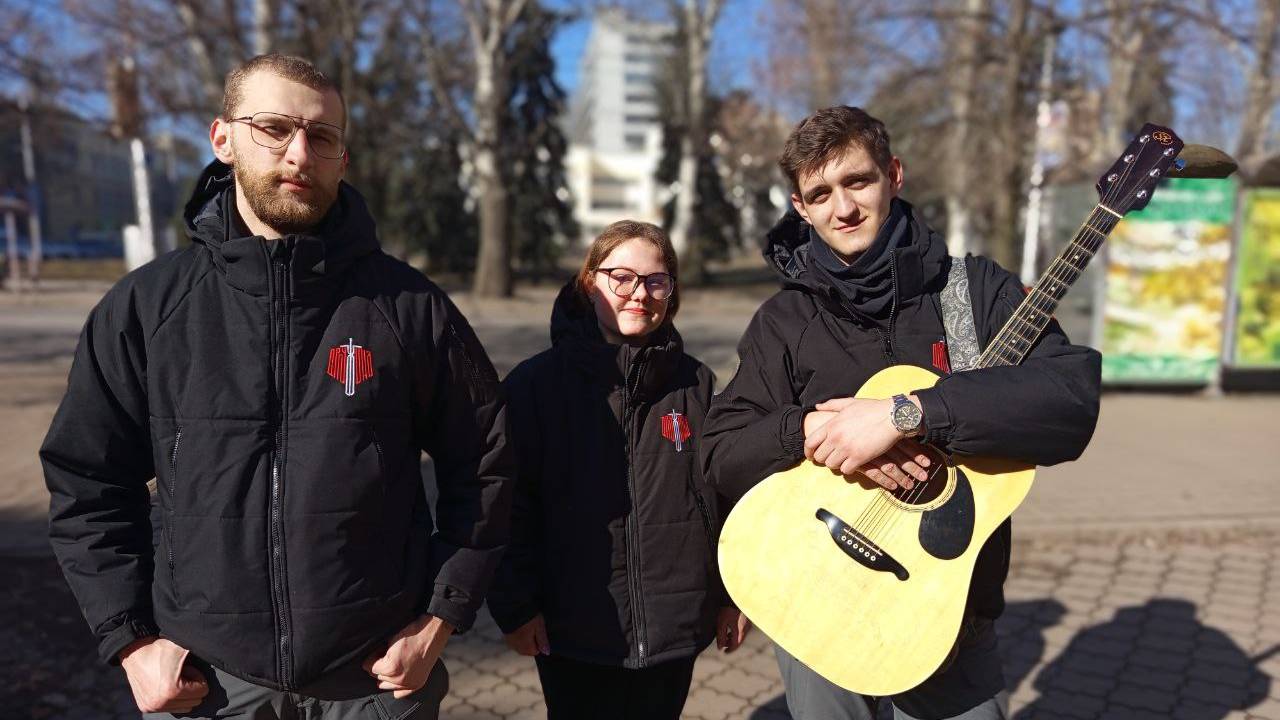 Молодежь из "Народной Дружины" поздравила дончанок с наступающим 8 марта