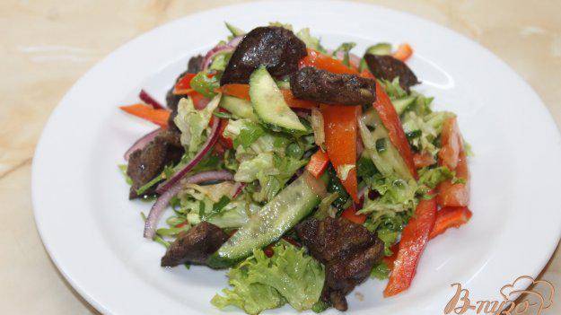 Салат из свежих овощей и куриной печени