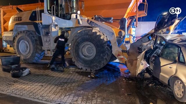 Horrorcrash: Familie rast mit Audi A4 in Radlader - zwei Kinder unter den Opfern  #garmany