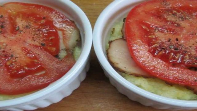 Кексы из пшенной каши с копченостью и помидором