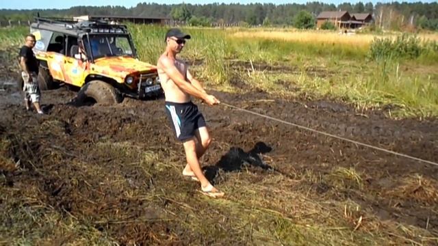 Проходимых мест нет, без буксира никак 4х4  Meeting a 4x4 Legend The Ugly Jeep