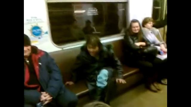 В метро народ разный - есть и такой!