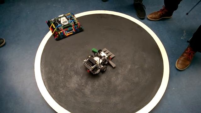 LEGO Sumo Fight: Swift victory vs Pyramid robot