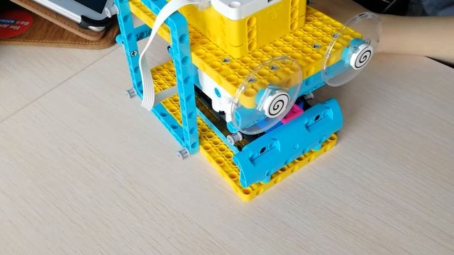 Lego Spike Prime Робот показывает положение красного кубика