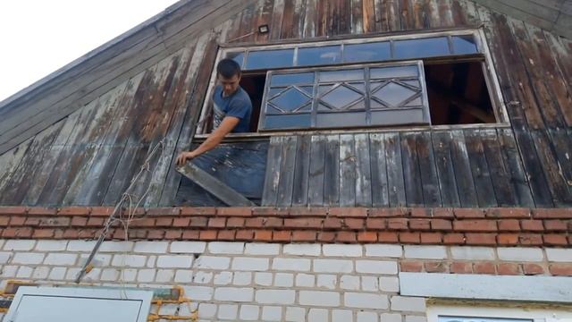 Упала асбестовая труба во время демонтажа крыши