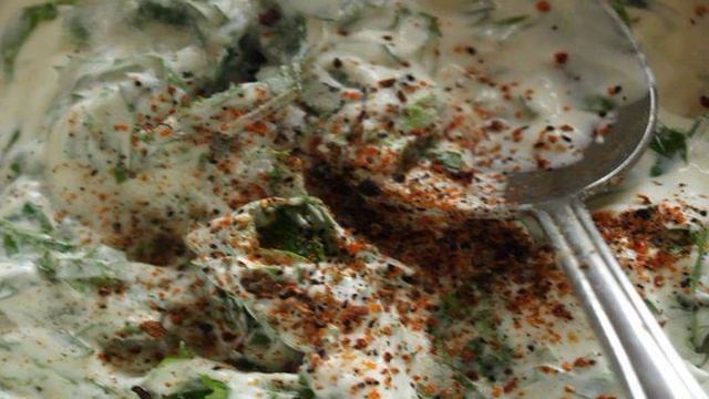 Запечённые баклажаны с томатной сальсой и сметанным соусом