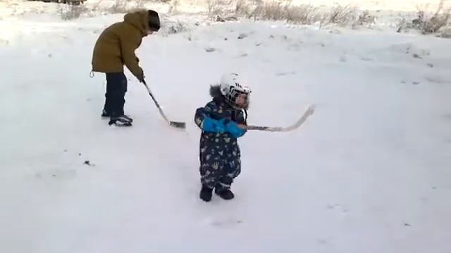 Темик играет в хоккей 2 года. Tema plays hockey