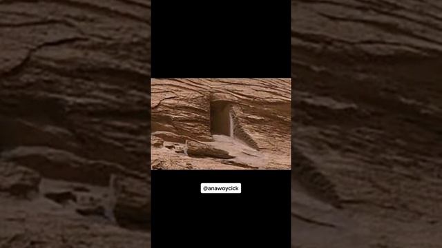 PORTA MISTERIOSA NO PLANETA MARTE