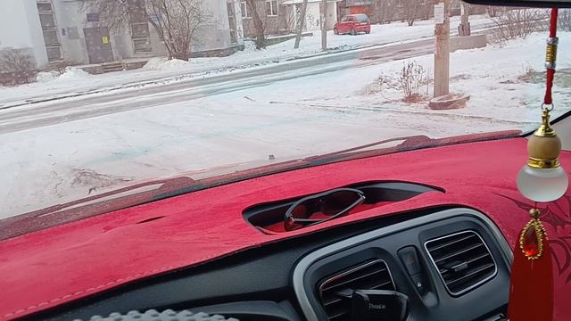 купил накидку на панель из анкальтары в Рено Логан 2 красного цвета и гравировку на заказ