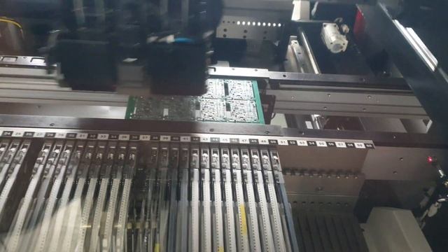 Установка компонентов на печатные платы samsung sm421 . Поверхностный монтаж  в Москве. SMT Assembl