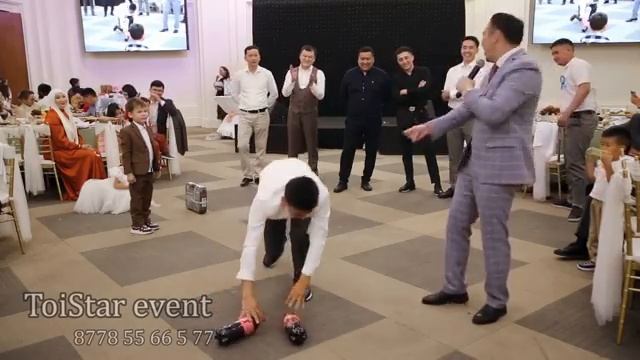 Тойда Монголия мен Қазақстан жігіттері күш сынасып шоу болды. Әлібек Серғалиев жаңа ойын