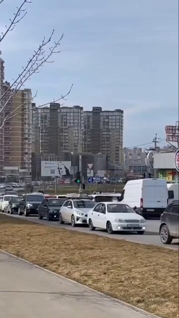 В районе цветочного рынка второй день вакханалия на дорогах.