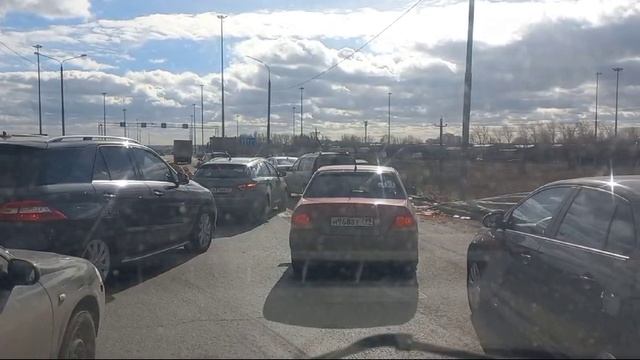 Перевернулась фура с товаром, Москва.