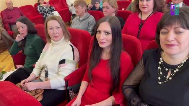 Керчанок поздравили с 8 марта