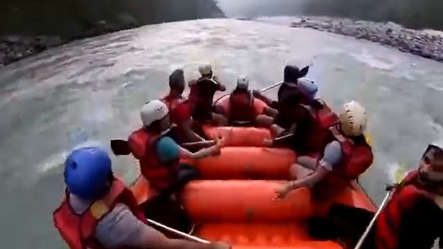 guees my family goes to rishikesh to river rafting please subscribe like share the video