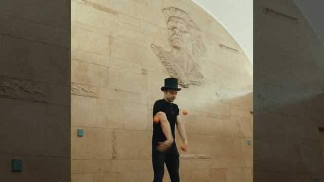 Павел Горский на Горьковской в метро #juggling #пингвин