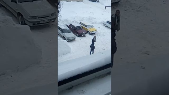 Бухие друзья встретились.