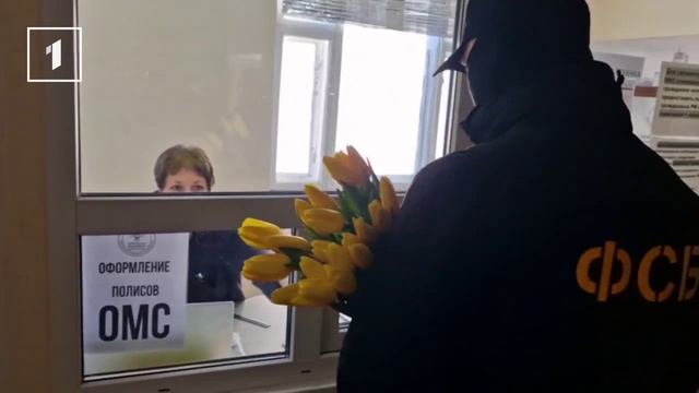 💐Военнослужащие Управления ФСБ России по ДНР поздравили с 8 марта медработников Института хирургии