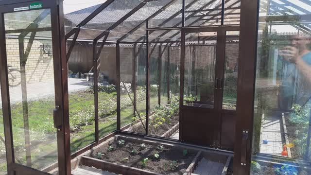 Теплица со стеклом БОТАНИК Максимум 3,68х5,65м с перегородкой,  фундамент вровень с дорожками
