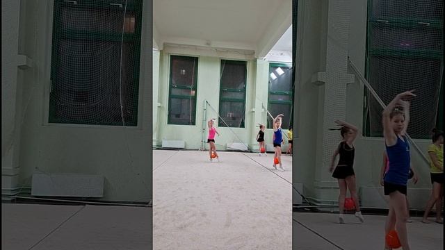 Хореграфия для художественной гимнастики. Простые шаги с координацией рук.