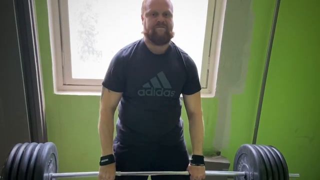 Становая тяга в подъезде. Пока залы закрыты.