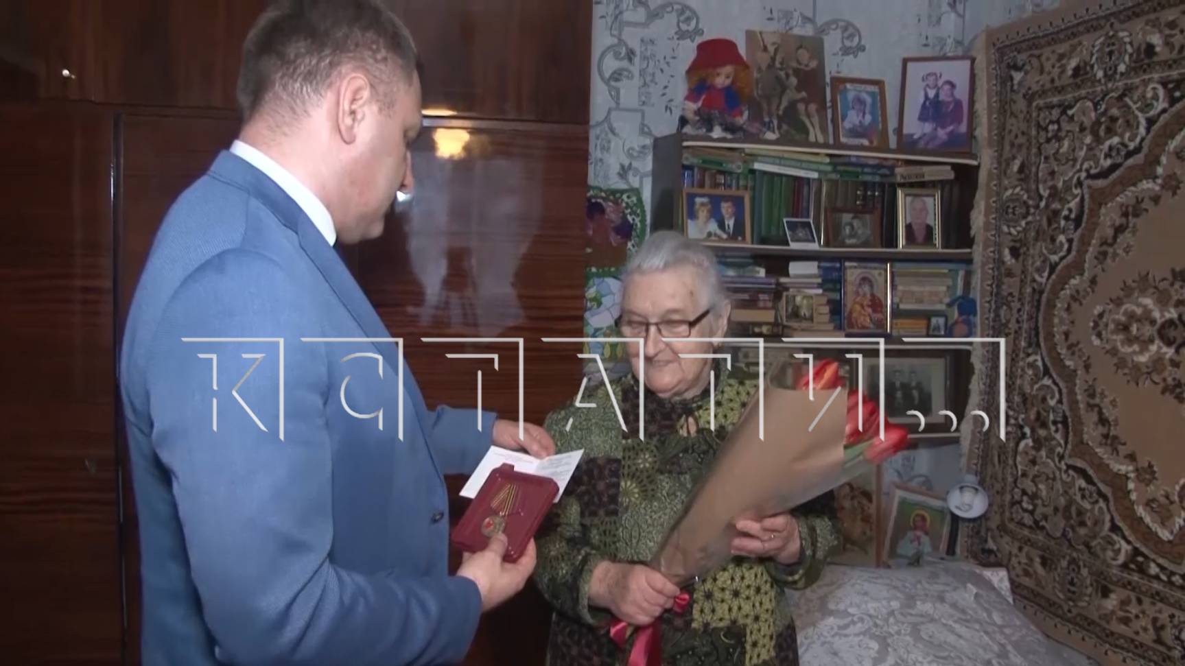Жительнице блокадного Ленинграда вручили медаль в честь 80-летия Победы
