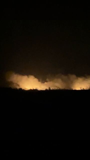 Горит природный парк «Анапская пересыпь» 🔥

Огонь быстро распространяется из-за ветра.