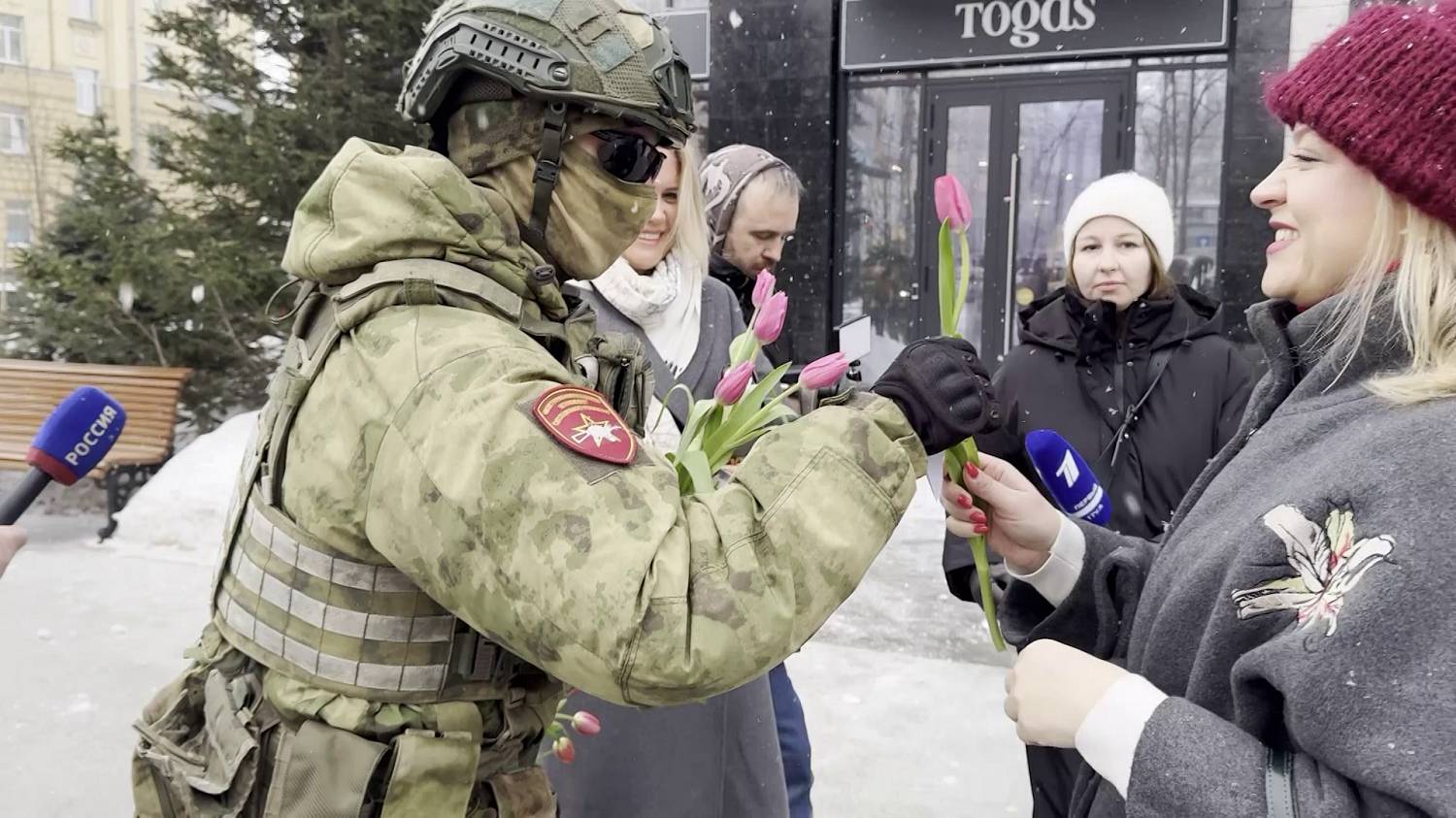 Силовики поздравили женщин Новосибирска с 8 Марта
