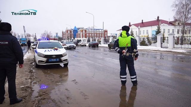 "Цветы для автоледи". Сотрудники ГАИ в преддверии 8 марта поздравили волжанок