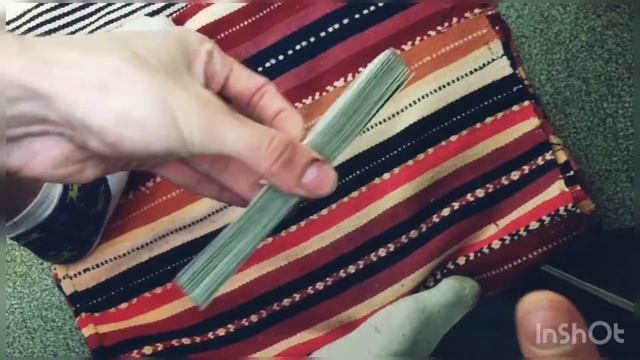 Врезка, тосовка и все на полосатом коврике. Это Faro или Riffle shuffle, не так важно - всё бумажно