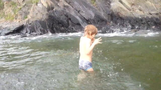 ⚓ Никита купается в штормовую погоду возле берега 💨 а папа рядом контролирует 🌊