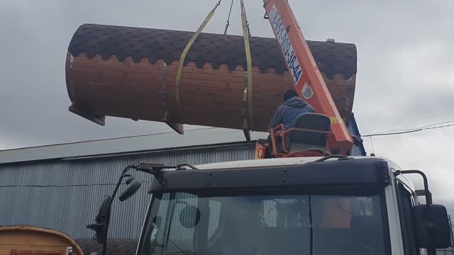 Погрузка бани бочки 4 метра с верандой.