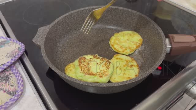 Оладьи из кабачков на сковороде / Самые вкусные и простые оладьи из кабачков