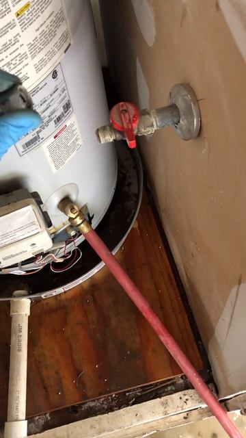 Sparking gas line!!! #plumber #plumbing #trades #gas