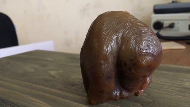 Скульптура медведь из натурального сердолика, резьба по камню