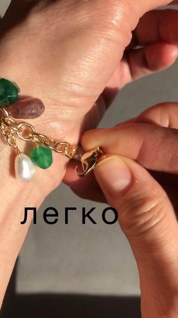 Серьги и браслет с камнями.