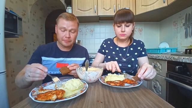 Мукбанг. Пюре, салат, котлеты.