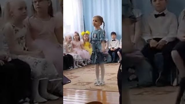 Софочка спела для мамы и прочитала стих бабушке, в честь праздника. Утренник в детском саду.
