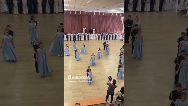 Поздравляю всех прекрасных дам с праздником весны 🌺🥀💞,а у моей внучки первый в жизни бал!