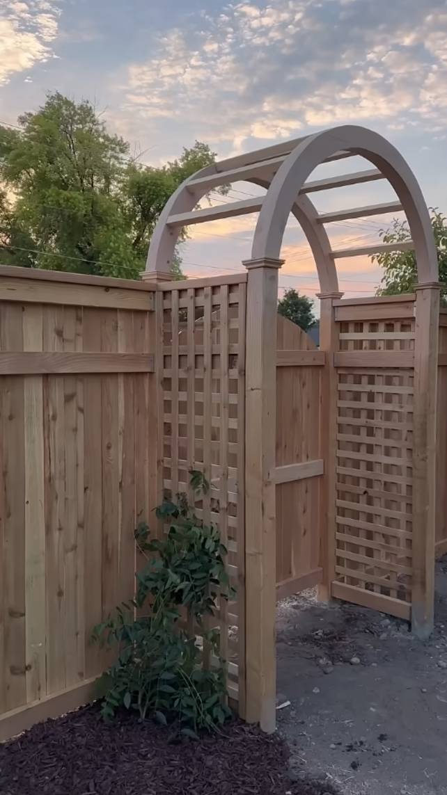 🔨Крутой забор и арочная беседка! #shorts #garden #советы